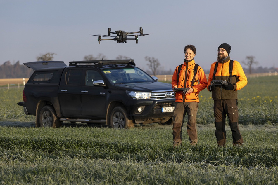 Die Forstfachleute Maximilian Dreier (27, l.) und Werksstudent Tom Höltkemeier (28) auf Pirsch mit der Drohne.