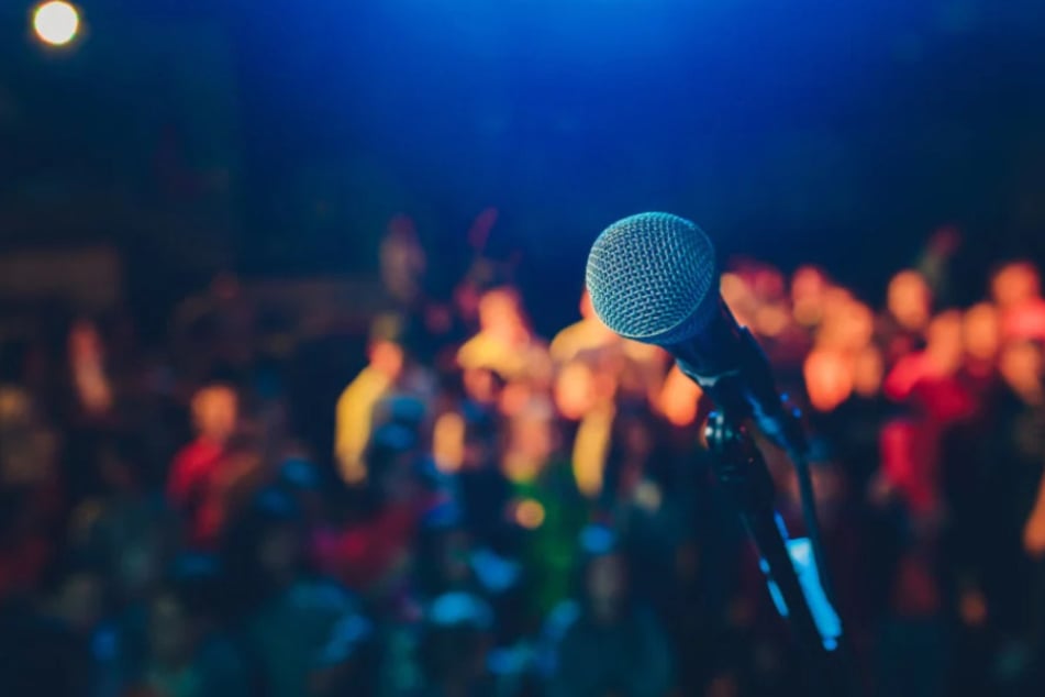 Auf der Bühne im Garagen-Campus stehen am Samstagabend Odjillo (Rap) und Einfach Else (Poetry Slam). (Symbolbild)