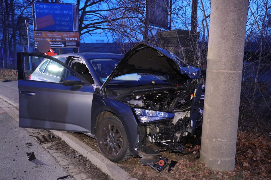 Ein Skoda war dabei gegen einen Laternenmast gekracht.