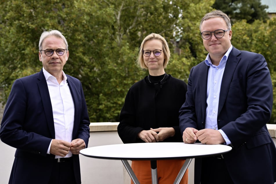 Georg Maier (57, SPD, v.l.n.r.), Katja Wolf (48, BSW) und Mario Voigt (47, CDU) besprechen sich auch noch zu Ministerposten.