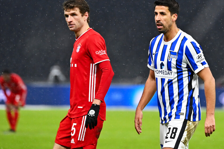 Bayerns Thomas Müller (31, l.) ist Sami Khedira (33) bei seinem Bundesliga-Comeback hautnah dran.