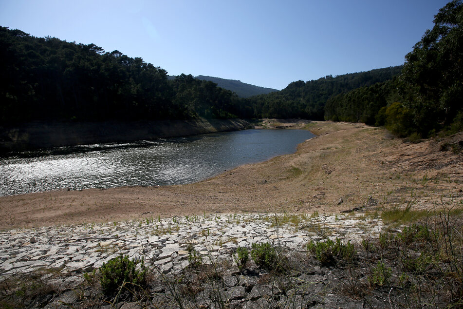 Der Staudamm Rio da Mula in Cascais hat nur noch einen sehr niedrigen Wasserstand.