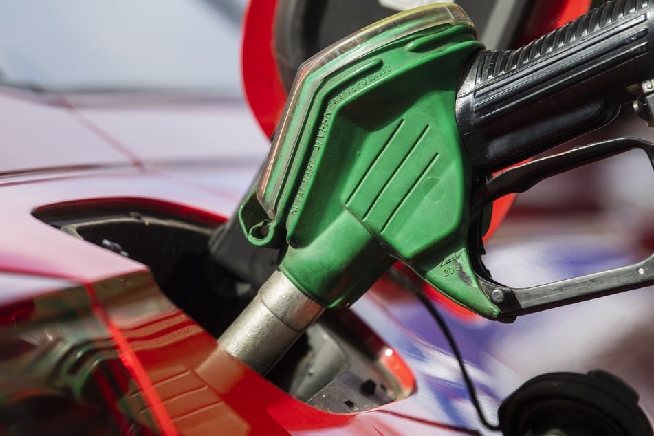 Viele Menschen überlegen sich derzeit genau, ob sie wirklich noch jeden Weg mit dem Auto fahren. (Symbolfoto)