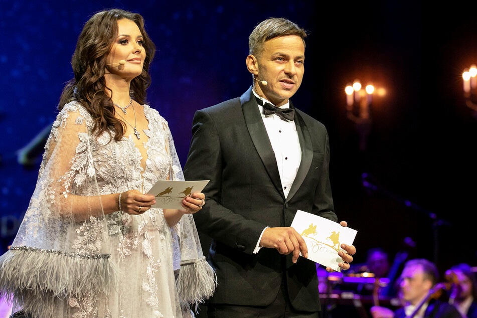 Tom Wlaschiha (48) und die russische TV-Moderatorin Oxana Fedorova (43) führen durchs Programm.