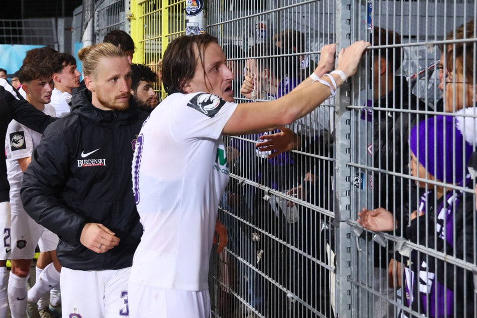 Mirnes Pepic (r.), Marvin Stefaniak &amp; Co. mussten sich den Auer Fans erklären.