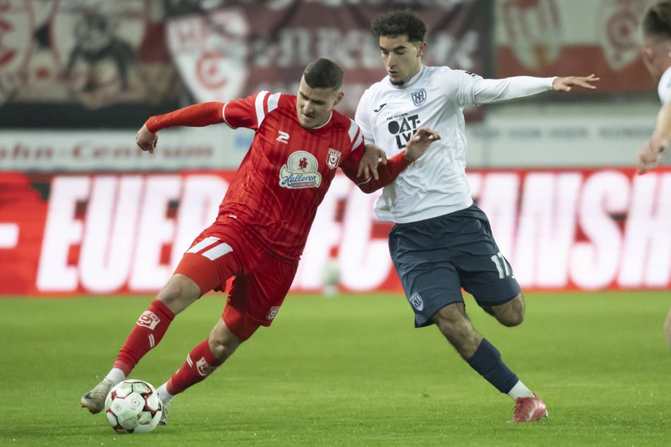 Unter anderem der Hallesche FC kämpfte um die Dienste des Offensivtalents (r.) - erfolglos.