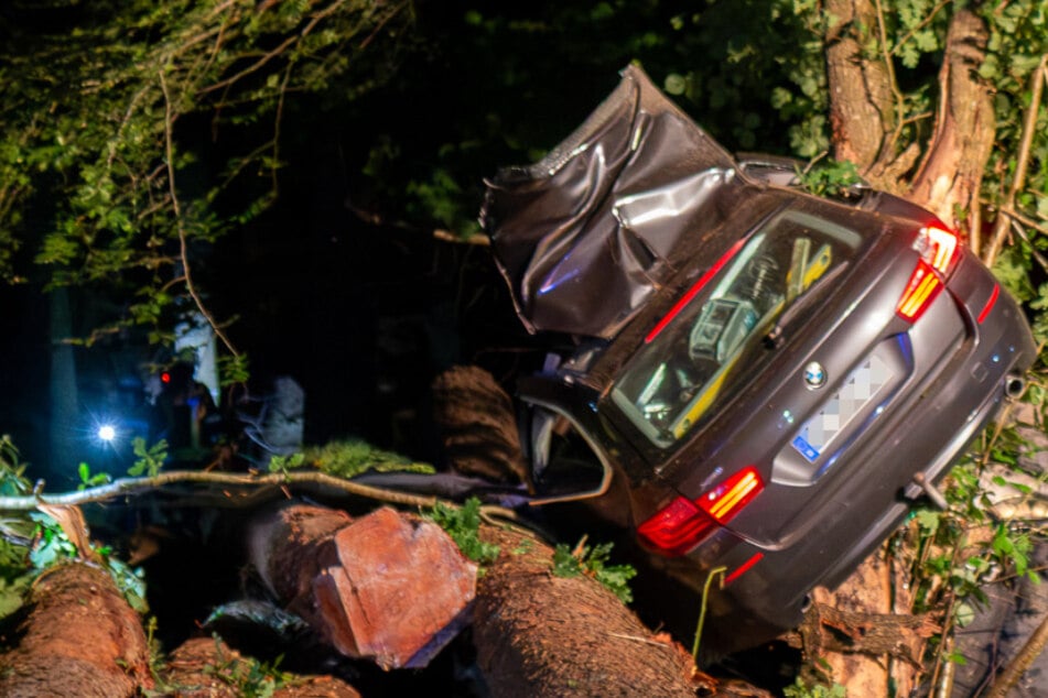 BMW kracht gegen Baum: Für den Fahrer kommt jede Hilfe zu spät