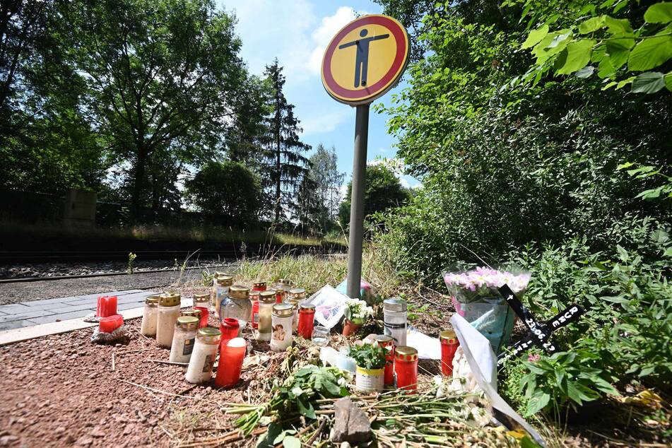 Kerzen und Blumen erinnern in Wittgensdorf an den getöteten Schüler Dino D. (17).