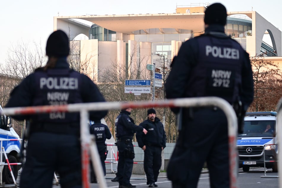 Die Polizei sichert das Regierungsviertel ab.