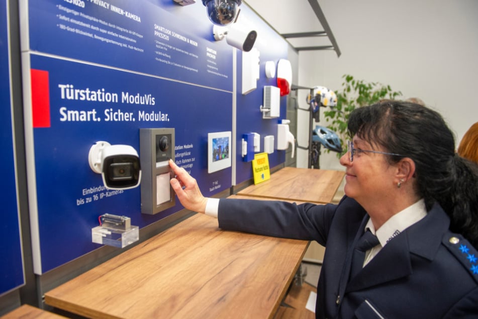 Kathy Seyferth (56) kann Bürgern vor Ort zeigen, wie digitale Klingeln mit Kamerasystem funktionieren.