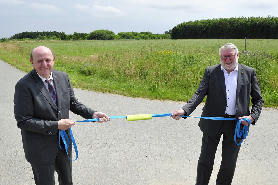 Das Tauziehen ist nur symbolisch: Über die neue Grenze zwischen den Landkreisen Zwickau und Mittelsachsen waren sich die Landräte Christoph Scheurer (64) und Matthias Damm (67) einig.