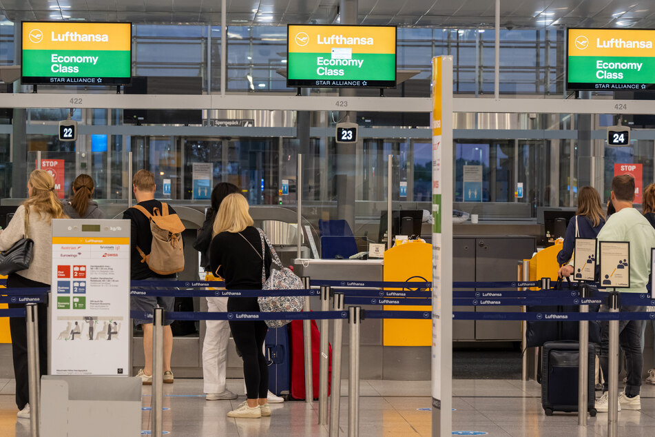 Passagiere warteten am Check-in-Schalter der Lufthansa am Münchner Flughafen.