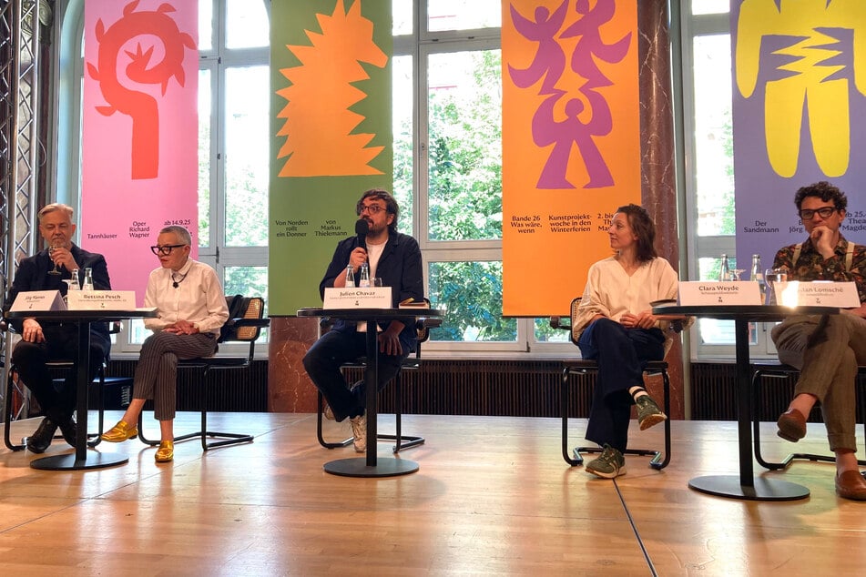 Das neue Programm für das Theater Magdeburg wurde bei einer Pressekonferenz von der Theaterleitung um Intendant Julien Chavaz (M.) vorgestellt.