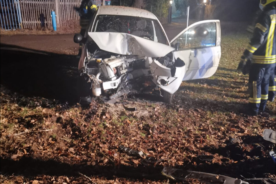 Der Renault steht nach dem Unfall völlig demoliert auf einer Wiese.