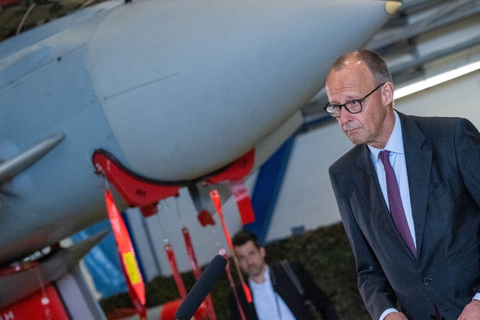 Friedrich Merz machte sich derweil beim Tag der Bundeswehr in Laage ein Bild der Lage.