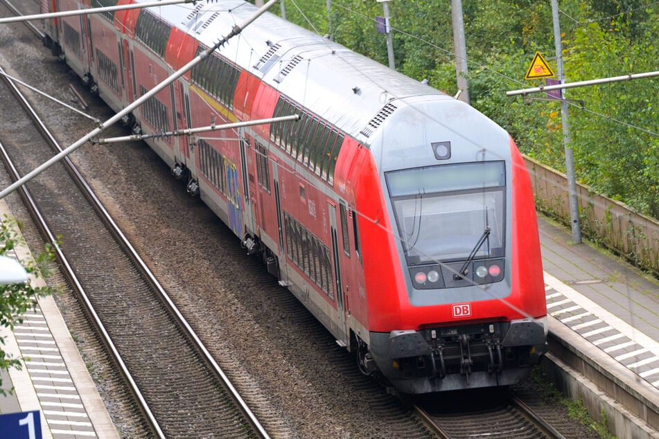 Die Regionalzug-Linie RE2 wurde angehalten. (Symbolbild)