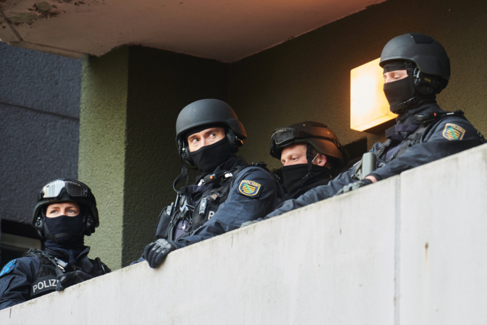 Knapp ein Jahr nach dem Kunstdiebstahl im Dresdner Grünen Gewölbe hat die Polizei am Dienstagmorgen in Berlin drei Tatverdächtige festgenommen.