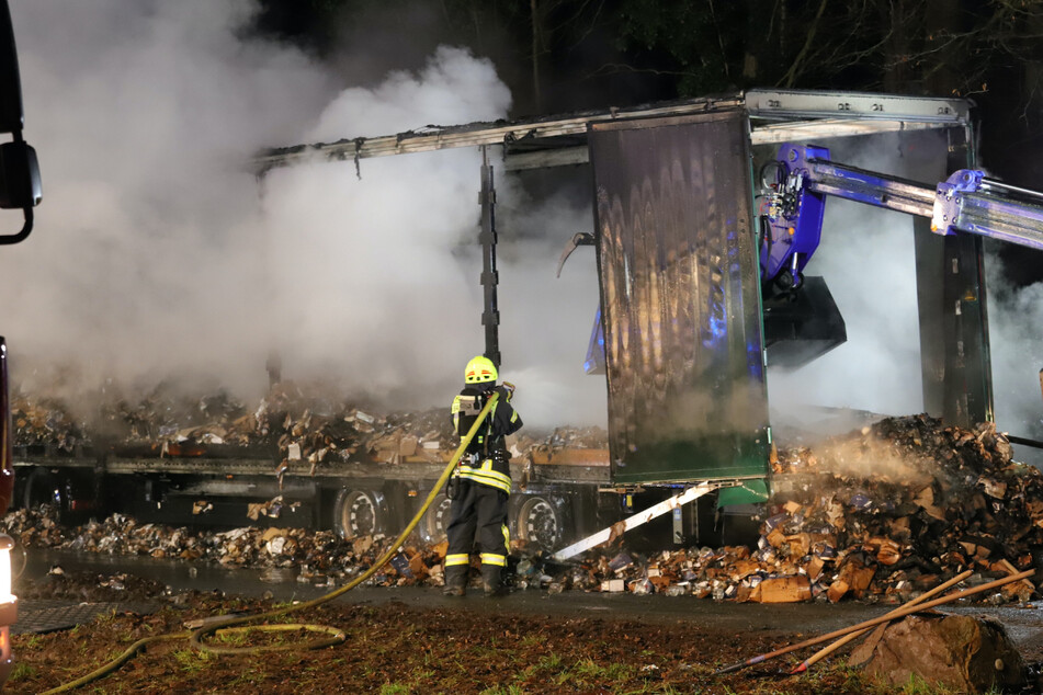Feuerwehr-Großeinsatz: Lkw mit 40 Tonnen Porzellan brennt komplett aus