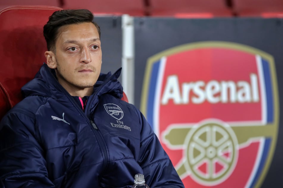 Mesut Özil (32) könnte sich schon bald aus England verabschieden und in der türkischen SüperLig aufdribbeln.