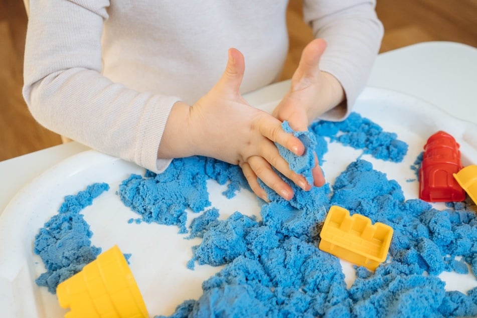 Kinetischer Sand zieht alle Hände auf sich. Mit Lebensmittelfarbe kannst Du ihn einfärben.