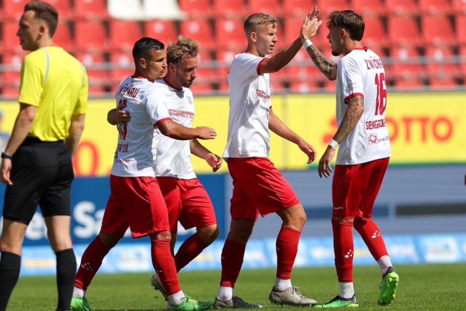 Mike Könnecke schießt nach der Pause das 1:4.