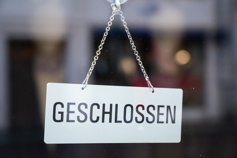 Brandenburg, Potsdam: In einem Schaufenster in der Fußgängerzone hängt ein Schild mit der Aufschrift "geschlossen".