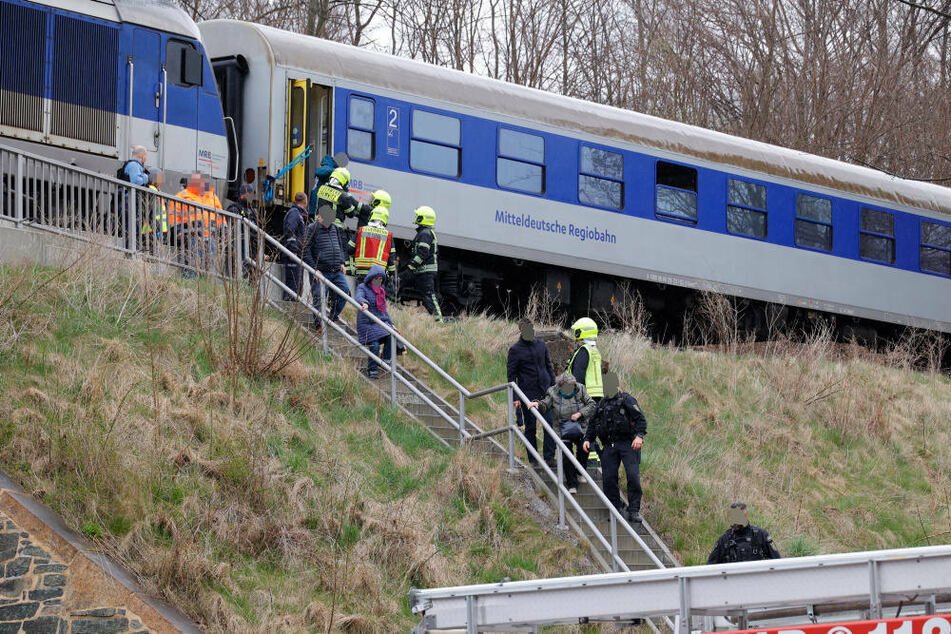 Die Feuerwehr evakuierte die Fahrgäste aus dem Zug.