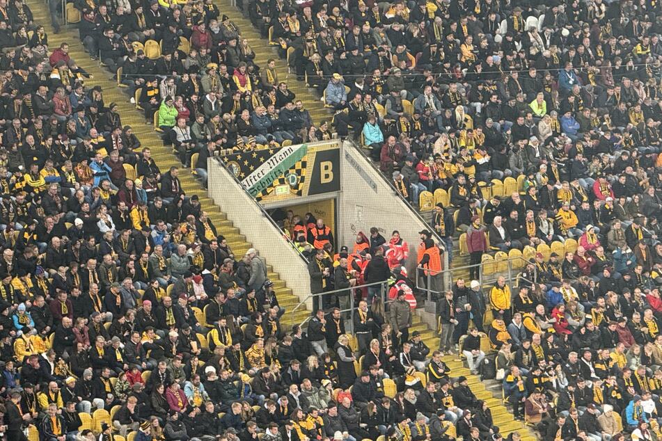 Medizinischer Einsatz auf der Dixie-Dörner-Tribüne.