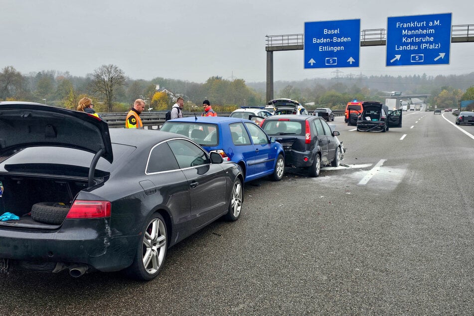 Die Autos wurden bei der Massenkarambolage auf der A8 regelrecht aufeinander geschoben.