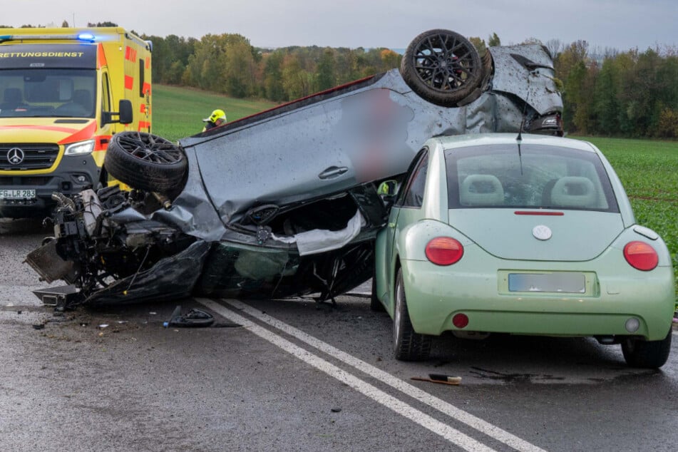 Beide Autos waren nach dem Unfall stark beschädigt und mussten abgeschleppt werden.