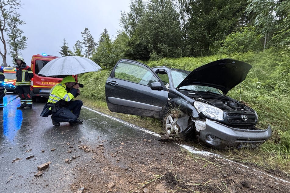 Ein Toyota-Fahrer verlor am Freitagabend die Kontrolle über sein Fahrzeug und landete im Straßengraben.