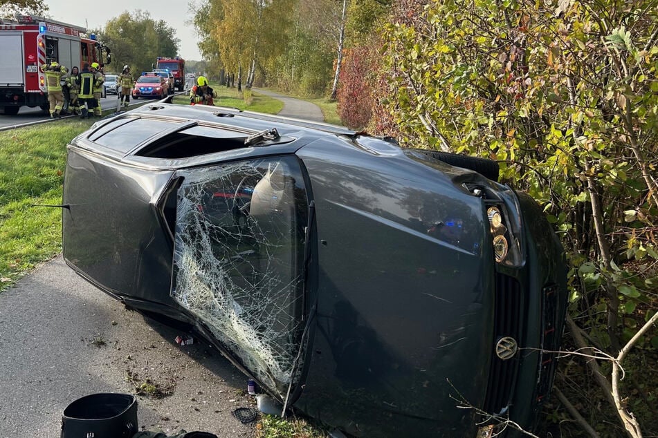 Bei einem Unfall am Freitag im Landkreis Leipzig überschlug sich ein Auto und blieb auf der Seite liegen.