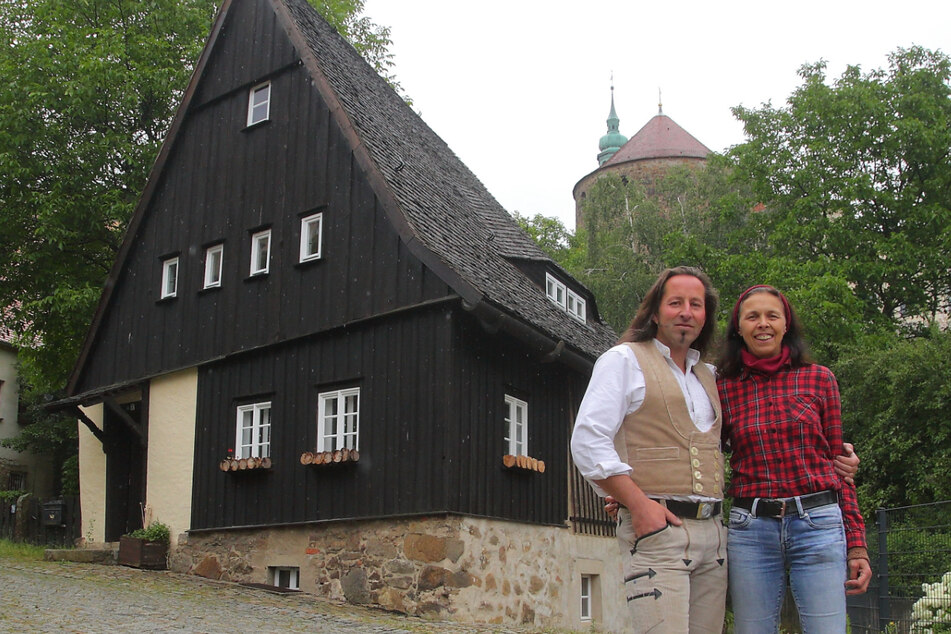 Ronny Neumann (43) und Gerlind Alius (59) sind die neuen Mieter von Bautzens ältestem Häuschen.