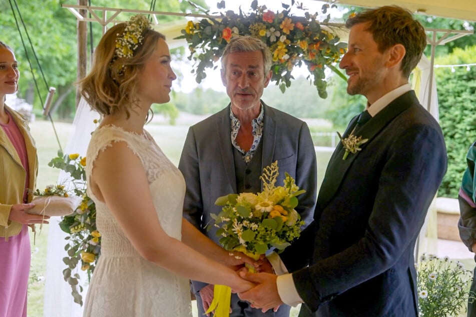 Währenddessen gesteht Till Arthur den Verlust - und trifft damit vor allem Svenja, für die Jennys Ringe von großer Bedeutung sind. Doch das ist nicht das einzige Missgeschick, das an diesem Tag passiert. Wird der große Tag von Svenja und Arthur zum Desaster?