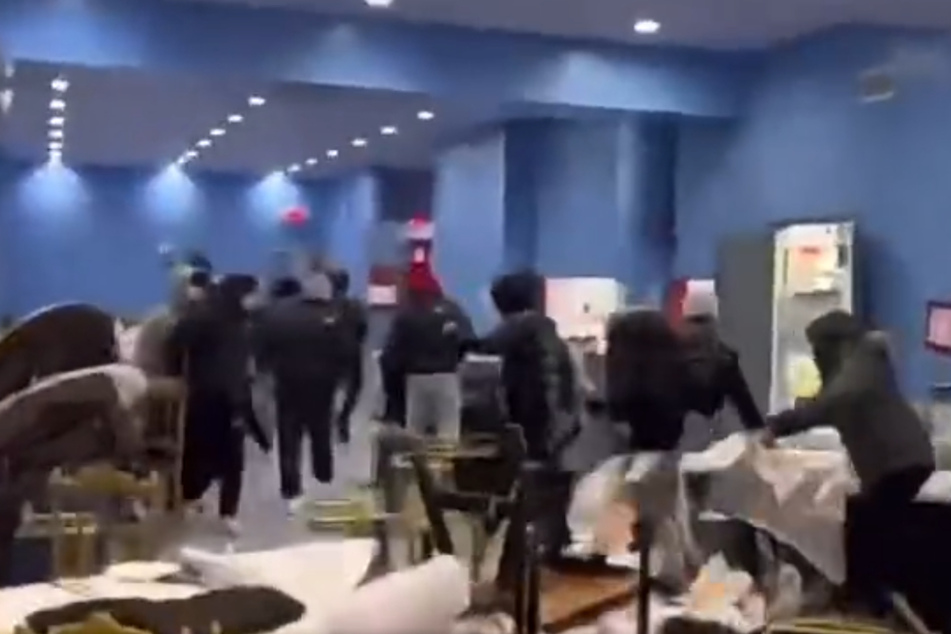 Jugendliche verwüsten China-Restaurant: Verängstigte Mitarbeiter sehen hilflos zu
