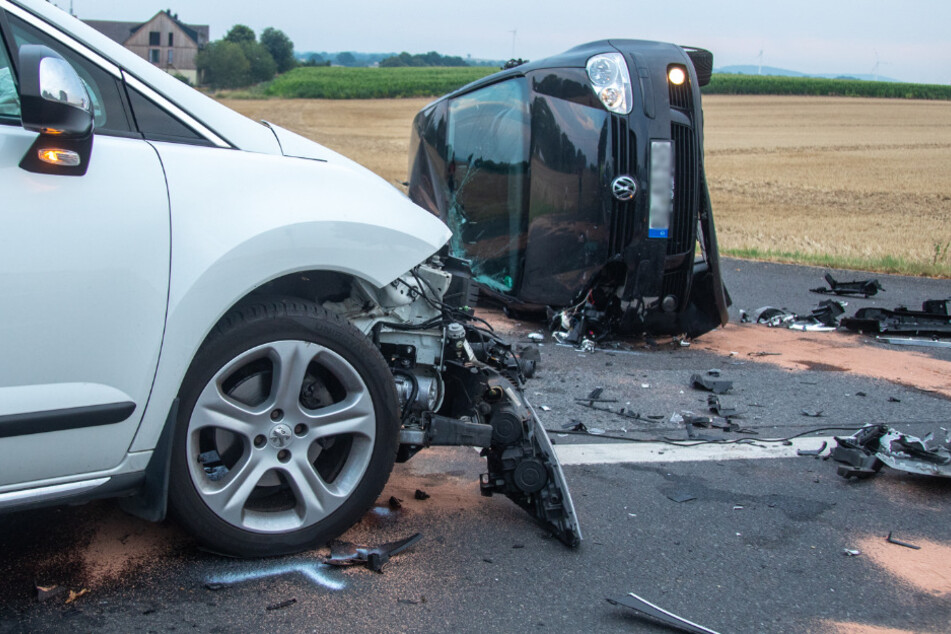 Nach dem Aufprall blieb der VW Golf auf der Seite liegen.