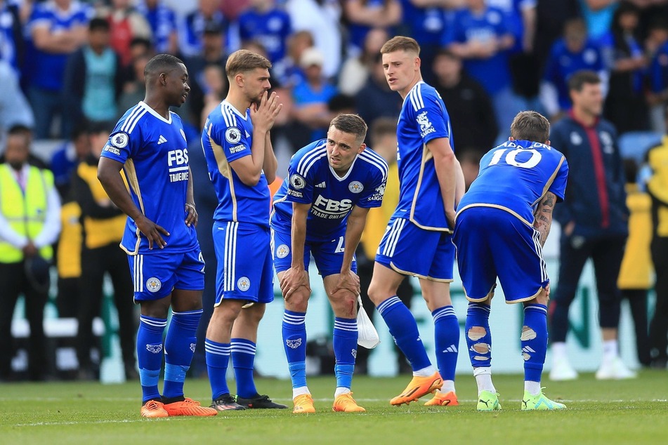 Fassungslosigkeit und Enttäuschung bei den Spielern von Leicester City: Nur ein Jahr nach Erreichen des Conference-League-Halbfinales steigt der Verein aus der Premier League ab.