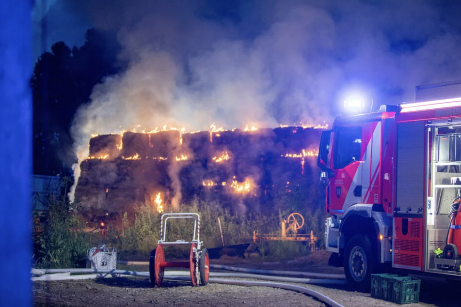 Über 200 Strohballen brannten Mitte Juni auf einem Bauernhof in Plauen-Zwoschwitz. Die Polizei ermittelt wegen Brandstiftung.