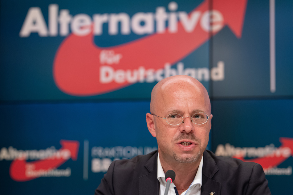 Brandenburgs ehemaliger AfD-Landeschef Andreas Kalbitz (47) will gegen seinen Rauswurf klagen.