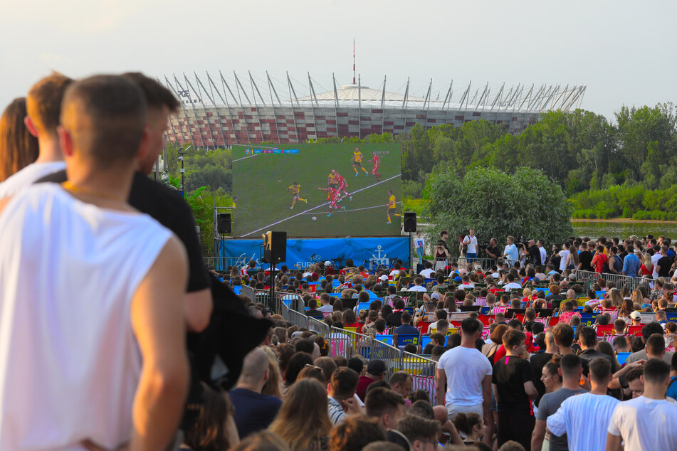 Beim Public Viewing in Warschau fieberten polnische Fans mit ihrer Mannschaft.