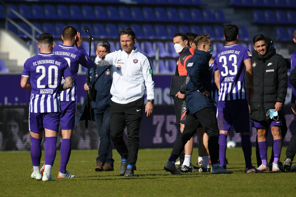 FCE-Coach Dirk Schuster (53, 4.v.l.) konnte angesichts der Umstände mit dem 1:1 gegen Hannover gut leben.