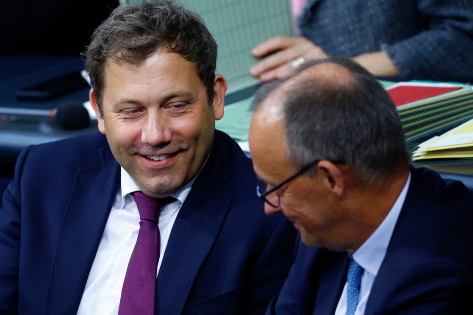 Bundesfinanzminister Lars Klingbeil (47, SPD) und Bundeskanzler Friedrich Merz (69, CDU): Immer weniger Deutsche glauben, dass die schwarz-rote Regierung die Wirtschaft wieder ankurbeln kann.