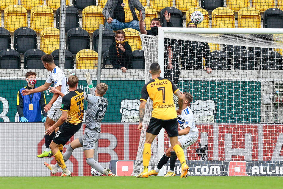 Christoph Daferner (2.v.l.) geht jetzt für Dynamo Dresden in der 3. Liga (hier sein 1:1 gegen Mannheim) und im DFB-Pokal auf Torejagd.