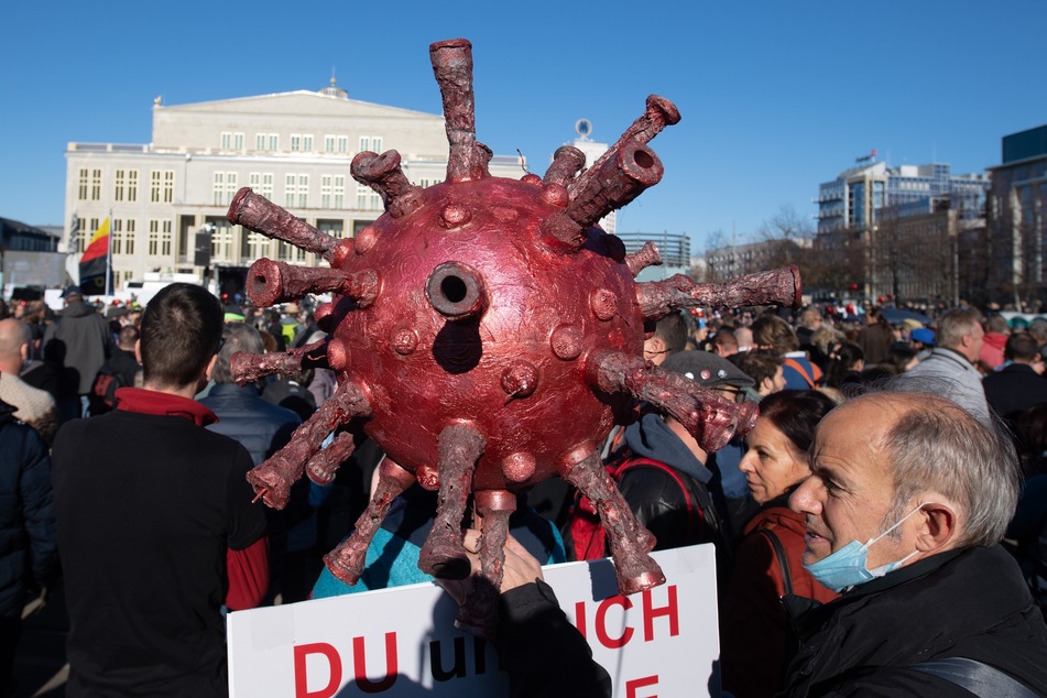 Tausende Menschen fanden sich Anfang November in Leipzig zusammen, um gegen die Corona-Maßnahmen zu demonstrieren. Friedlich blieb es dabei nicht.