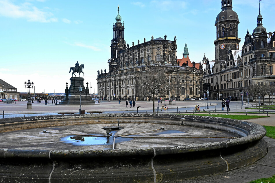 Die Dresdner Hofkirche hat eines ihrer größten Kunstwerke zurückerhalten.