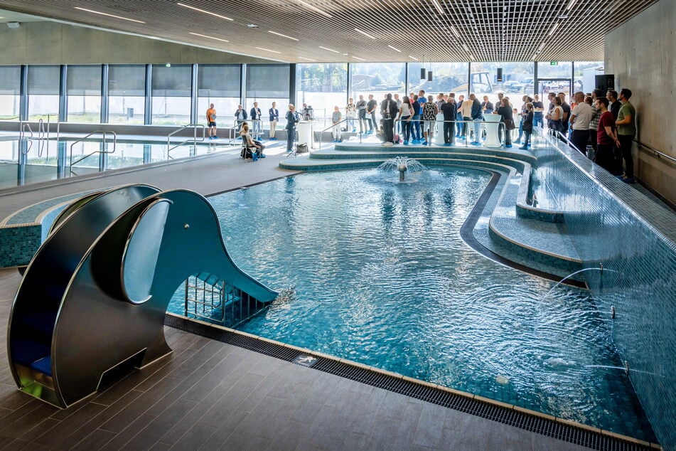 Das neue Hallenbad in Bernsdorf hat vier Schwimmbecken, im Vordergrund das Kinderbecken.