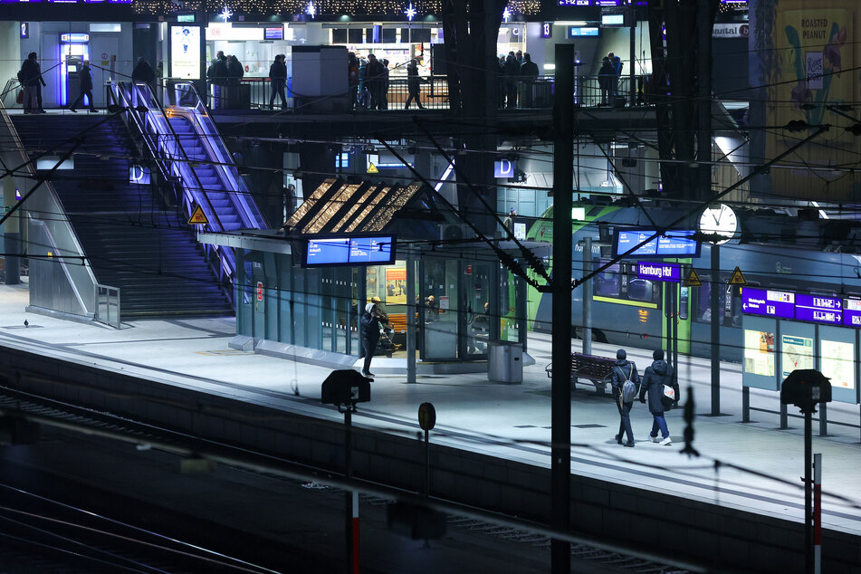 Wenige Reisende sind nach Streikbeginn im Hamburger Hauptbahnhof unterwegs.