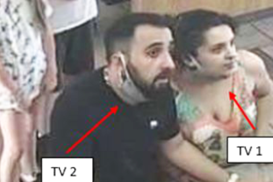 Die Polizei veröffentlichte unter anderem dieses Bild einer Überwachungskamera, es zeigt das Täter-Paar in Farbe.