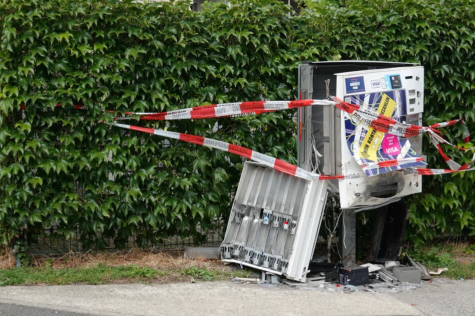 Dresden: Zigaretten-Automat wird in Dresden so heftig gesprengt, dass zwei Autos beschädigt werden