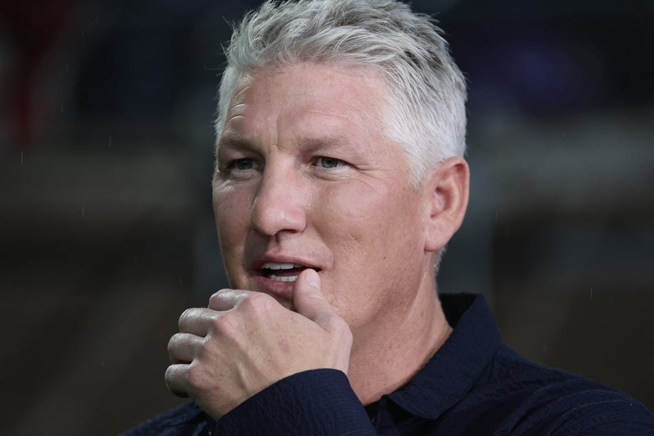 Bastian Schweinsteiger (42) spielt bei der Ziehung die Losfee.